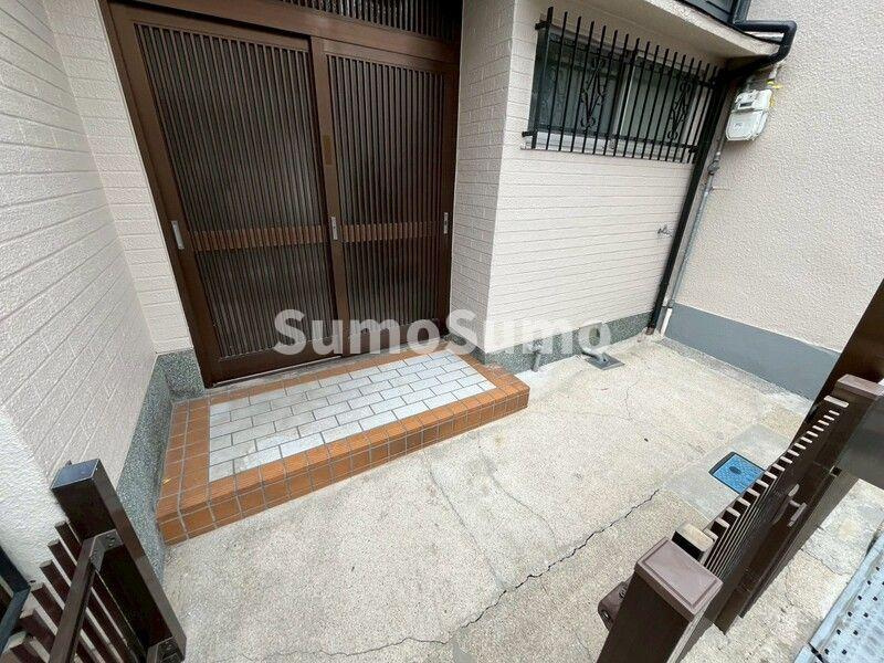 西難波6丁目テラスハウスのエントランス|建物の内部です