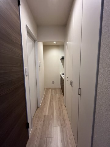 【内装】 | KOUGETSU | 廊下に収納クローゼットが配置されています！