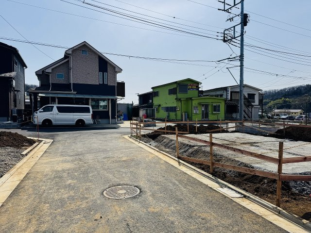 八王子市　宮下町　新築一戸建て　５期の前面道路含む現地写真|～東側5.2ｍ・北側4.5ｍ道路に面しています～