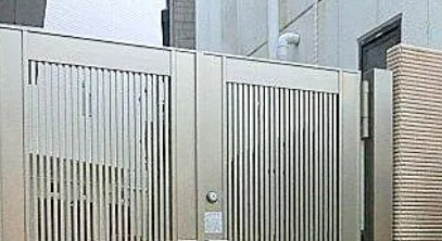 ホームズ千住のエントランス