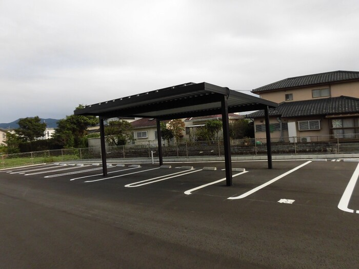 SAKURA　B棟 の駐車場