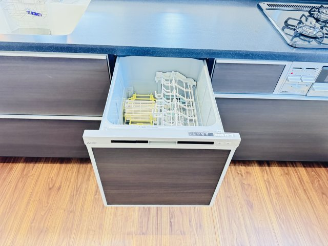 市川市宮久保１丁目新築戸建【百合台小学校：9分】のキッチン|家事の手間をグッと省けるビルトイン食洗器