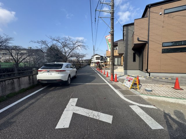 市川市宮久保１丁目新築戸建【百合台小学校：9分】の前面道路含む現地写真|南側前面道路・幅員約6.2ｍ