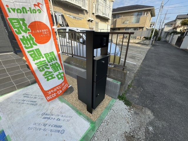市川市宮久保１丁目新築戸建【百合台小学校：9分】の防犯設備|インターホン・宅配ボックス完備