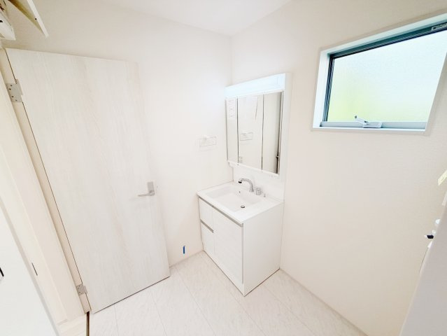 藤枝市藤岡4丁目／2期　新築戸建の独立洗面台|鏡を開けると、たっぷり収納♪整髪料や歯磨きセットなど置けて便利です♪
