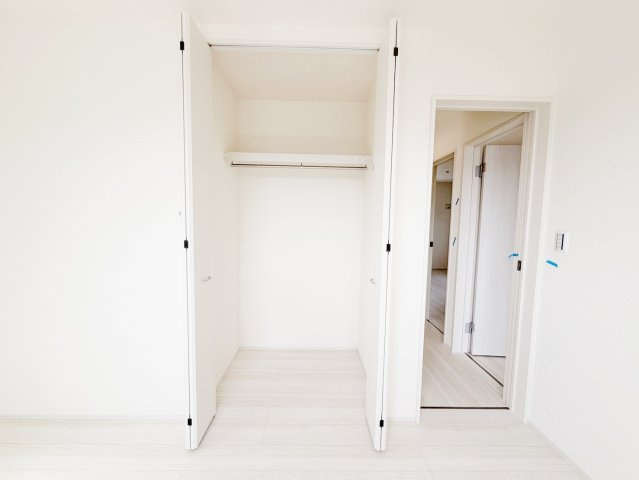 藤枝市藤岡4丁目／2期　新築戸建の収納|全室収納付きです♪棚とハンガーポールもあらかじめ付いているので、引っ越してすぐに大活躍間違いなし！
