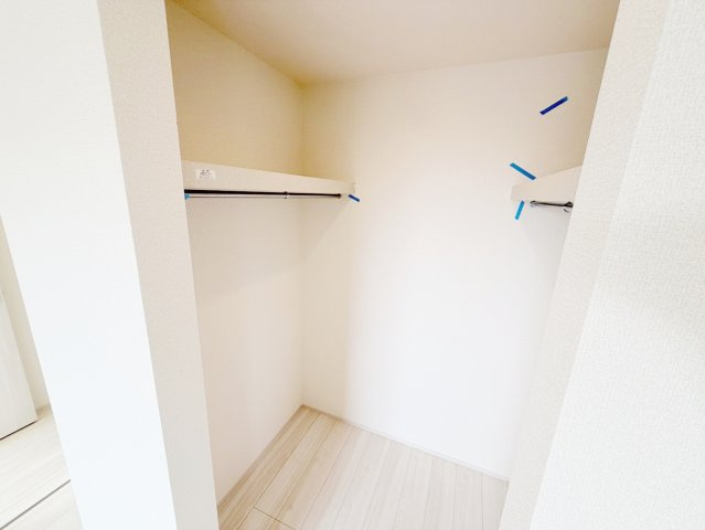 藤枝市藤岡4丁目／2期　新築戸建の収納|ウォークインクローゼットあり！ハンガーポールと棚も付いていて便利です♪
