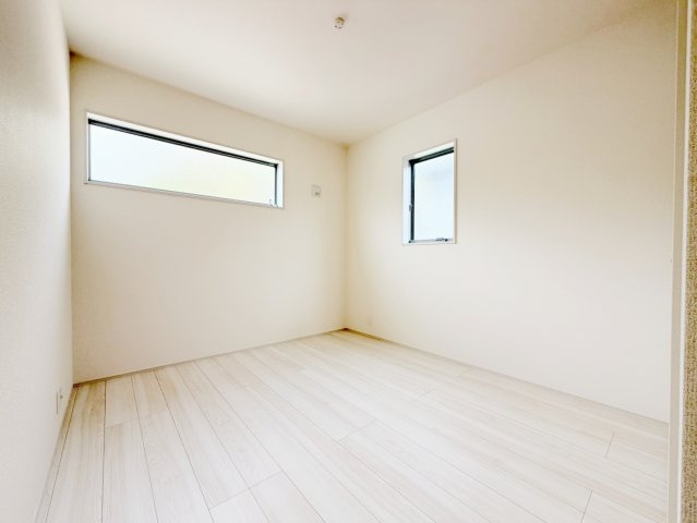 藤枝市藤岡4丁目／2期　新築戸建の洋室|2面採光を確保した明るい室内は、風通しも良く、大変居心地の良い空間となっております。

