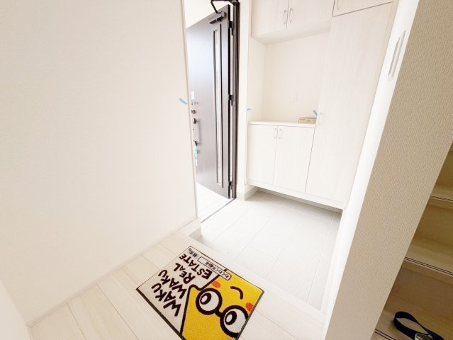藤枝市藤岡4丁目／2期　新築戸建の玄関|玄関は横幅も広く家族一緒に外出する際、親子そろって靴もはけるゆったりとした玄関です！
