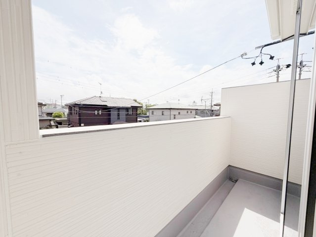 藤枝市藤岡4丁目／2期　新築戸建のバルコニー|椅子や観葉植物を育てたりおしゃれな空間も演出できますね♪
