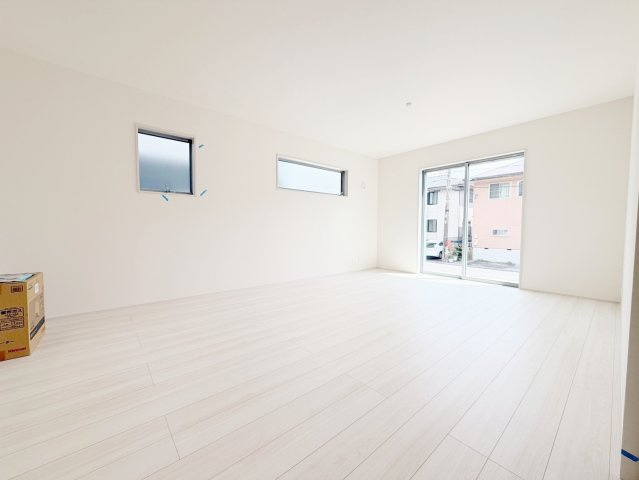 藤枝市藤岡4丁目／2期　新築戸建の居間・リビング|大変明るいリビングです♪直接陽が室内に差し込み家族の会話も弾みます♪
