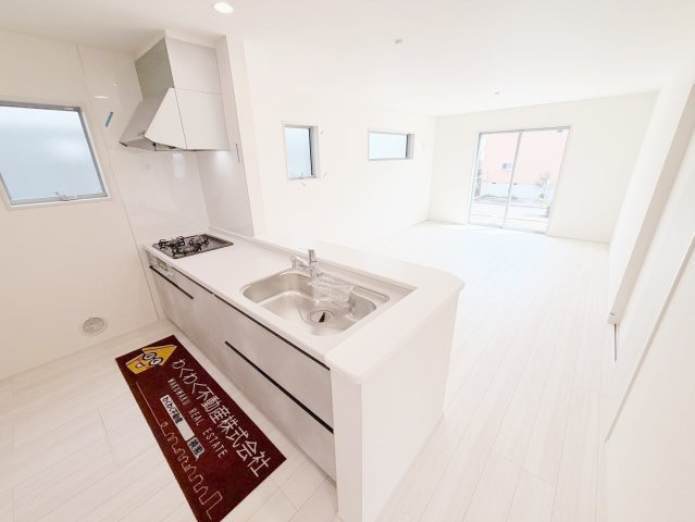 藤枝市藤岡4丁目／2期　新築戸建のキッチン|女性に人気の対面キッチンで、リビングにいる家族との会話がはずんで毎日の料理が楽しくなります
