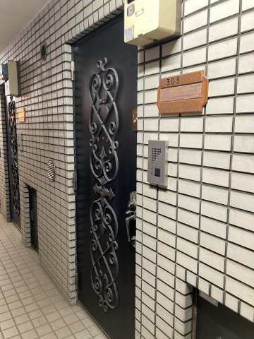 ツルジンビルの玄関