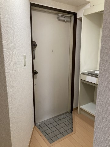 ツルジンビルの玄関