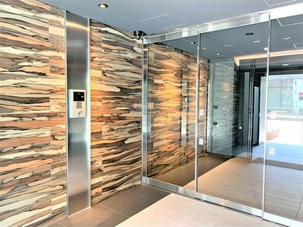オープンブルーム八田StationFront(旧:RESIDENCIA八田StationFront)のエントランス