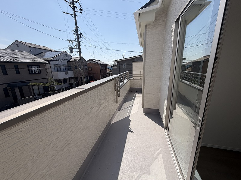 各務原市鵜沼東町５丁目　B区画のバルコニー|暖かい陽ざしが差込むバルコニーは、晴れた日には、洗濯物が良く乾きます。また、風通しも良好です。