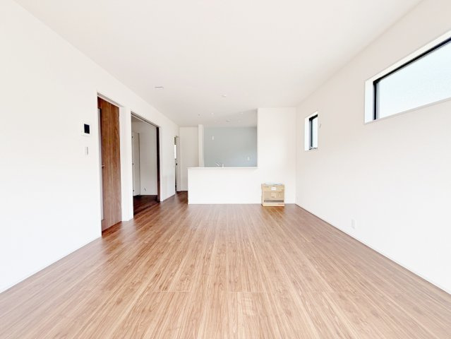 藤枝市藤岡4丁目／2期　新築戸建の居間・リビング|ご家族みんながゆったりくつろげる広々リビング！
