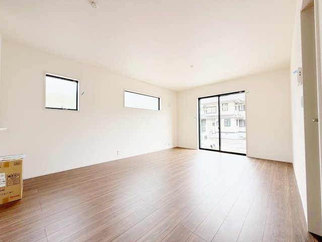 藤枝市藤岡4丁目／2期　新築戸建の居間・リビング|広々としたリビングは、陽当たりがよく、自然と家族が集まる空間になります。
