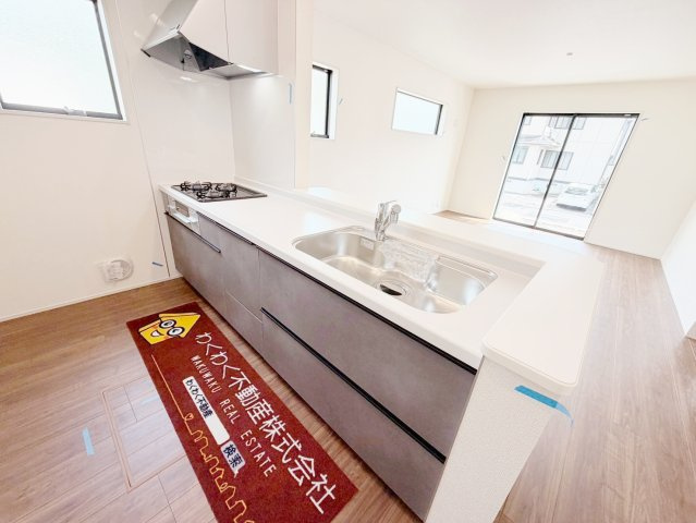 藤枝市藤岡4丁目／2期　新築戸建のキッチン|女性に人気の対面キッチンで、リビングにいる家族との会話がはずんで毎日の料理が楽しくなります
