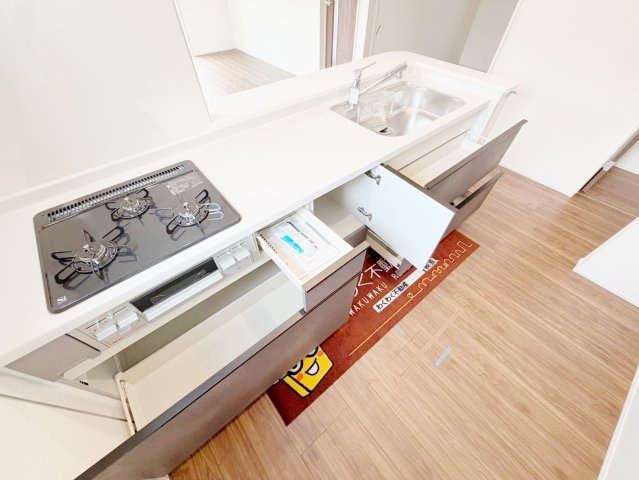 藤枝市藤岡4丁目／2期　新築戸建のその他|女性に人気の対面キッチンで、リビングにいる家族との会話がはずんで毎日の料理が楽しくなります
