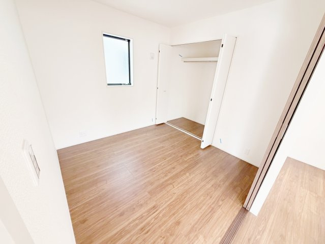 藤枝市藤岡4丁目／2期　新築戸建の洋室|1階洋室。来客用や居室としても便利☆玄関からすぐにあるのも重宝します！
