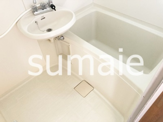 メゾンドールの浴室|清潔感のあるバスルームです。