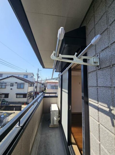 府中市美好町１丁目のアパートのバルコニー