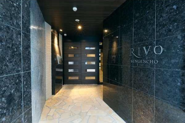 RIVO浅間町のエントランス