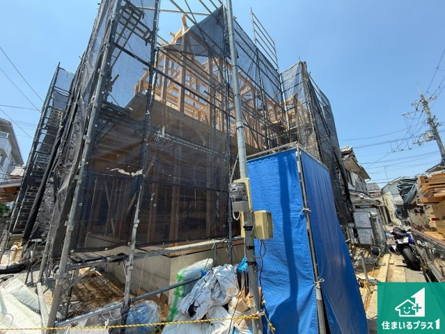 松原市高見の里　新築一戸建ての外観|周辺は落ち着いた街並みの住宅地！子育てがしやすい住環境です！まだ未完成ですが、現地でしかわからない事もございます。是非一度ご覧ください。