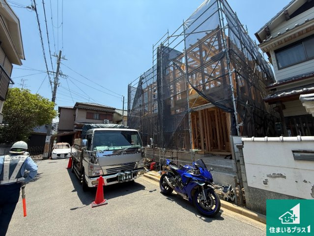 松原市高見の里　新築一戸建ての前面道路含む現地写真|周辺は落ち着いた街並みの住宅地！子育てがしやすい住環境です！まだ未完成ですが、現地でしかわからない事もございます。是非一度ご覧ください。