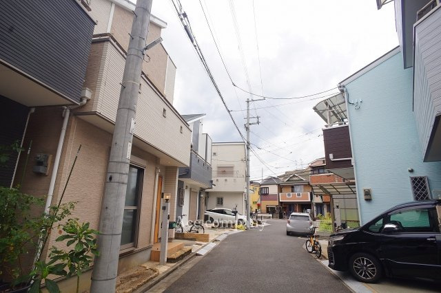 【前面道路含む現地写真】 | 東大阪市古箕輪1丁目 | 【前面道路：幅員約4.7ｍ】バス停も徒歩1分圏内にあります♪