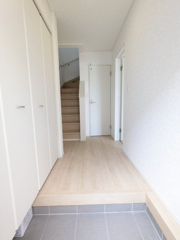 ひたちなか市平磯町　第2の玄関|明るい玄関で一日の始まりの扉をあけてでかけましょう♪