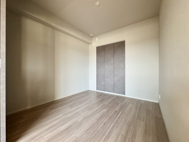 レ・ジェイド袋井駅前の洋室|リビング横のお部屋はクローゼットがついておりちょっとした収納部屋としても
お使いいただけます。