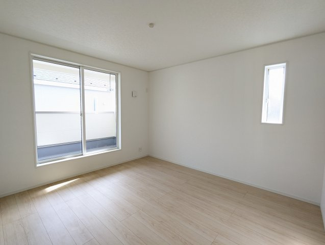 ひたちなか市平磯町　第2の洋室|バルコニーに面した明るい洋室です。採光・通風が良く毎朝気持ち良く起床ができ・・日中も日差しが降り注ぐ～暖かいお部屋です
