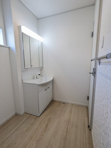 ひたちなか市平磯町　第2の独立洗面台|広々脱衣スペース！毎朝おしゃれに忙しい女性の方にうれしいポイントです！