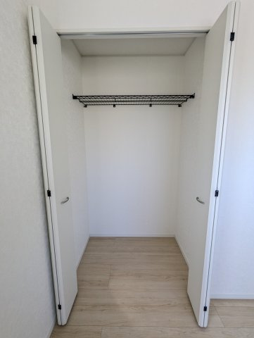 ひたちなか市平磯町　第2の収納|衣類だけでなく、小物も上の棚に収納できて大変便利です！
