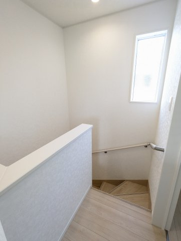 ひたちなか市平磯町　第2の内装|階段には手摺があるので、転倒・転落防止に繋がり・・階段手摺があることでどの世代でも安心して階段を歩行出来ます～！！