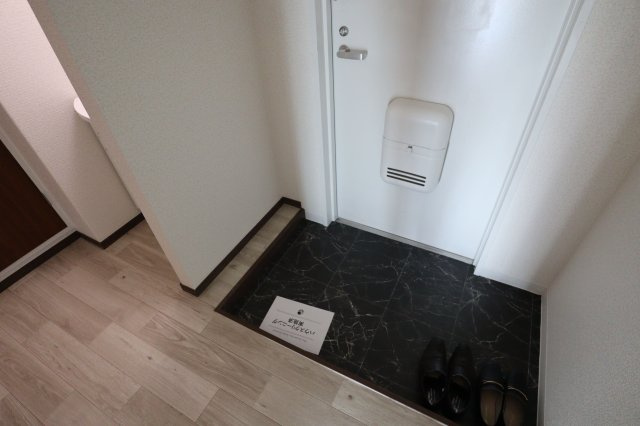 雅マンションの玄関