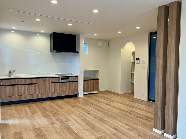 岸町戸建の居間・リビング