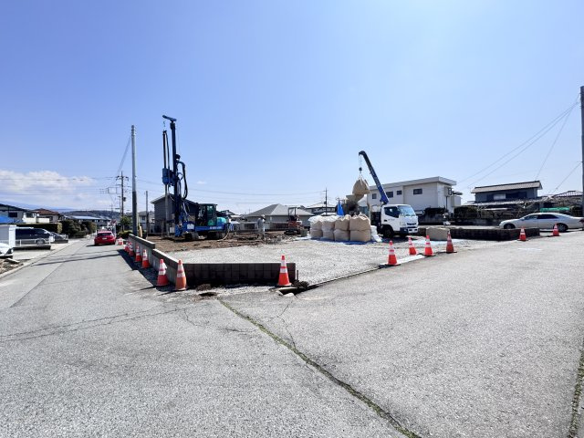 新築　渋川市半田第7　1号棟の前面道路含む現地写真|現地写真　北側接道幅員約4.1ｍ　西側接道幅員約4.1ｍ	