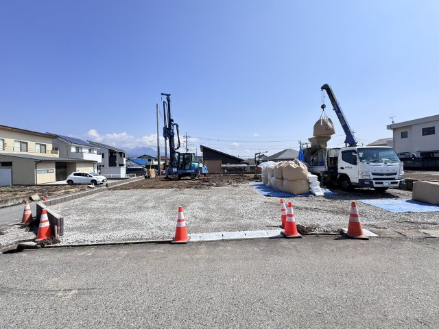 新築　渋川市半田第7　1号棟の駐車場|現地写真　駐車スペースは並列４～5台分可能です！					
