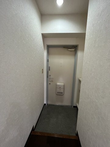 協栄マンションOYAMAの玄関