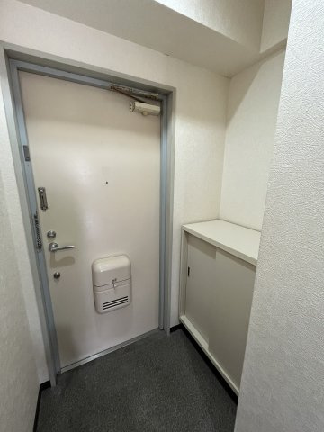 協栄マンションOYAMAの玄関