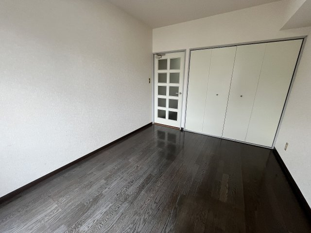 協栄マンションOYAMAの洋室