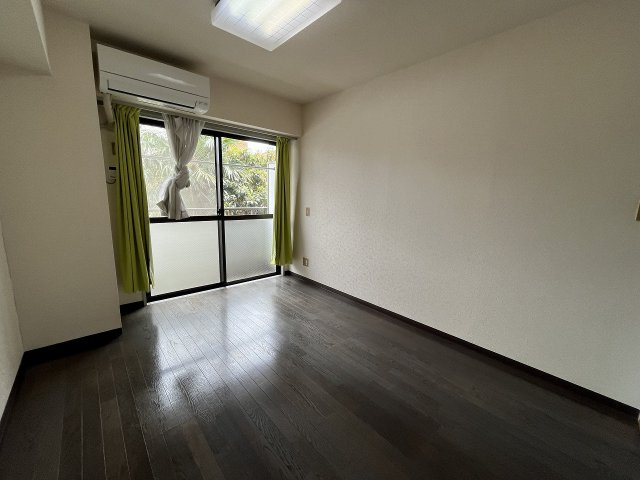 協栄マンションOYAMAの洋室