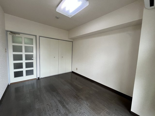 協栄マンションOYAMAの洋室