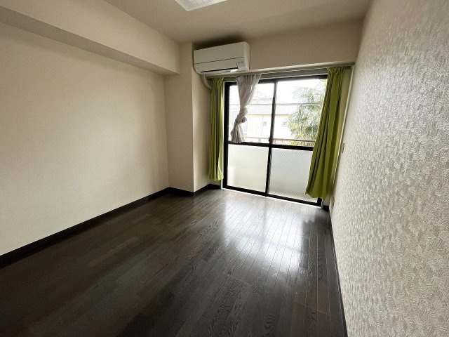 協栄マンションOYAMAの洋室