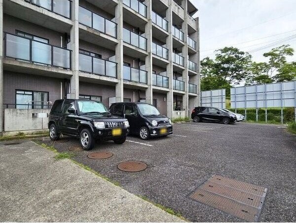 サン・ミヨシの駐車場