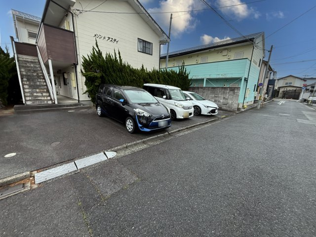 メゾンドアスティの駐車場