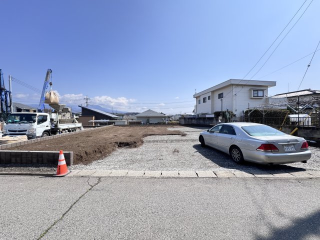新築　渋川市半田第7　2号棟の駐車場|現地写真　駐車スペースは並列3台+1台分可能です！					
